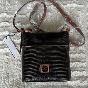 BNWT Dooney & Bourke Lizard Embossed Letter Carrier Crossbody Bag in Espresso